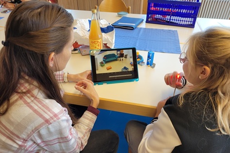 Zwei Mädchen machen mit einem Tablet einen Trickfilm.
